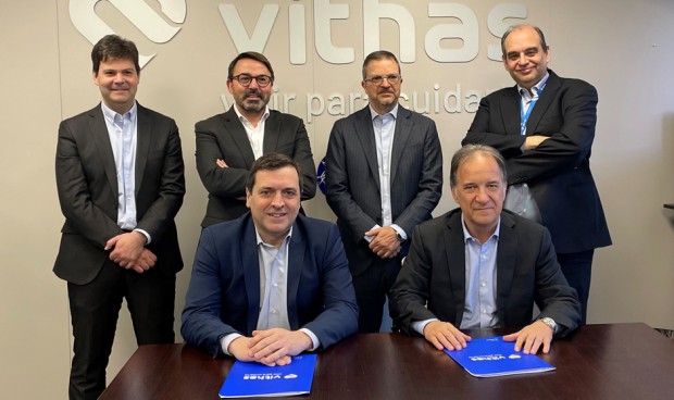Representantes de Vithas y Olympus firman un acuerdo para invertir en última tecnología de endoscopias.