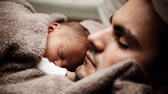 Bebé recién nacido niño en cama. Niño recién nacido duerme bajo