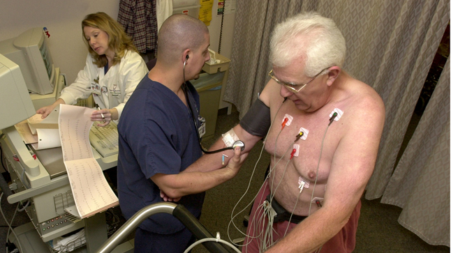 ¿Cuándo se solicita un ecocardiograma de estrés?