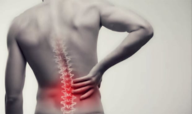 Persona con dolor de espalda y la columna vertebral inflamada