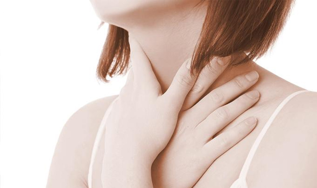 Mujer con sus dos manos rodeando su cuello
