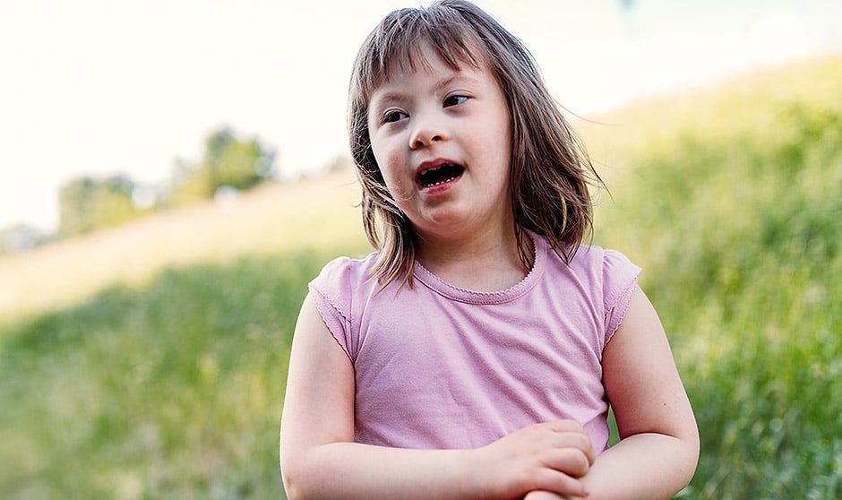 Niña afectada por el síndrome de Rett