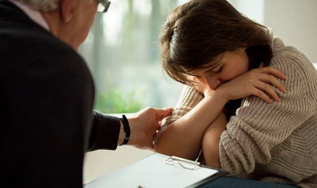 Mujer con trastorno de personalidad en una consulta médica