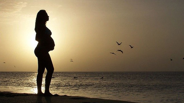 ¿Es seguro viajar en avión durante el embarazo?